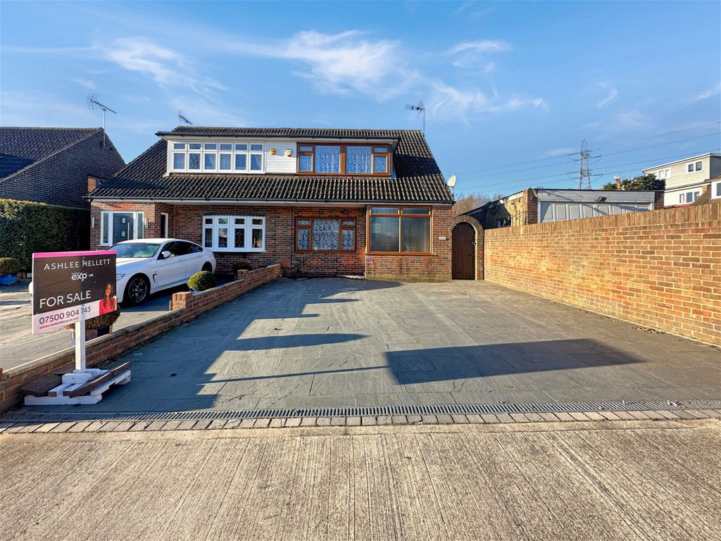 2 bed semidetached house for sale in Somerset Road, Linford, Essex