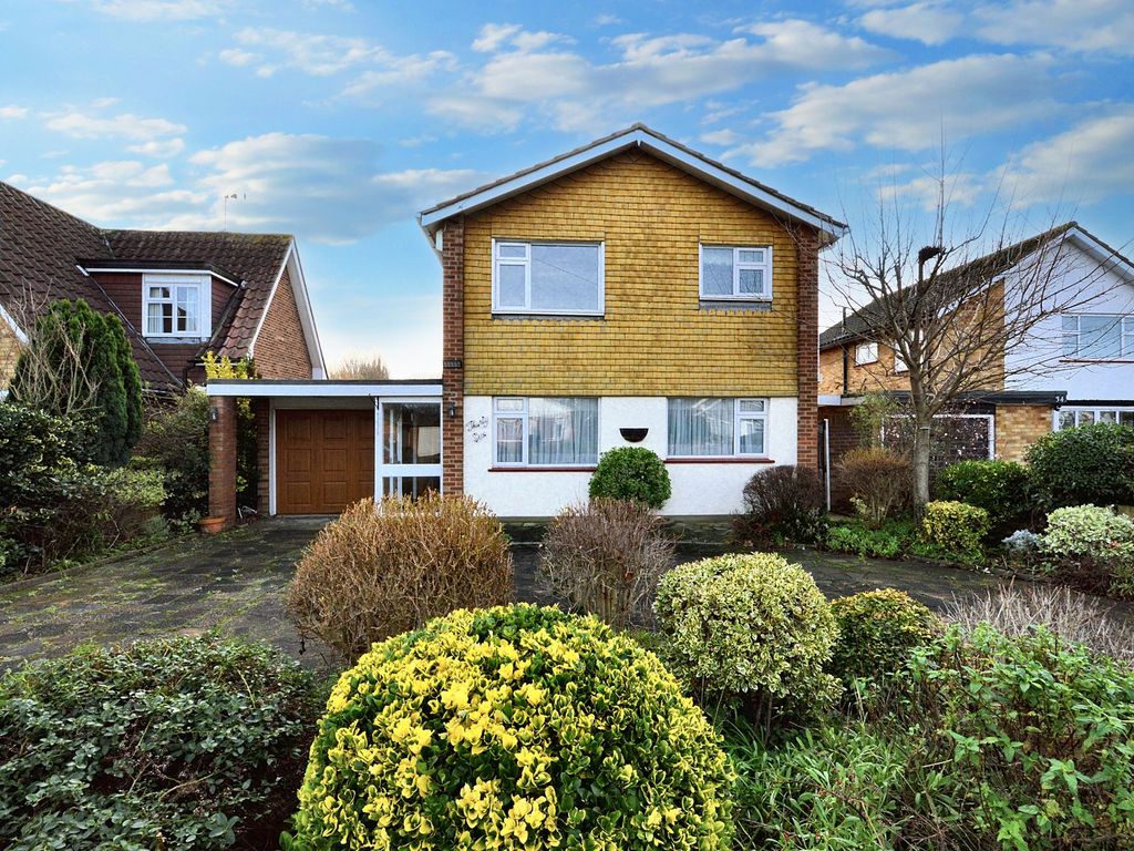 3 bed detached house for sale in Wyatts Drive, Thorpe Bay SS1, £625,000