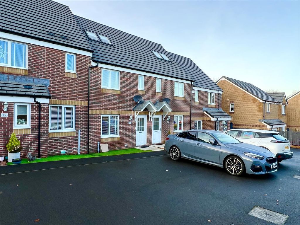 3 bed terraced house for sale in Aquitania Crescent, Larkhall ML9, £