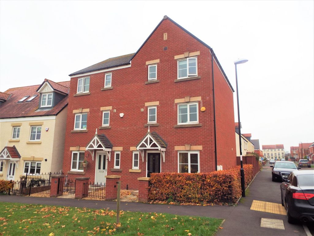4 bed town house to rent in Barnwell View, New Herrington, Houghton Le