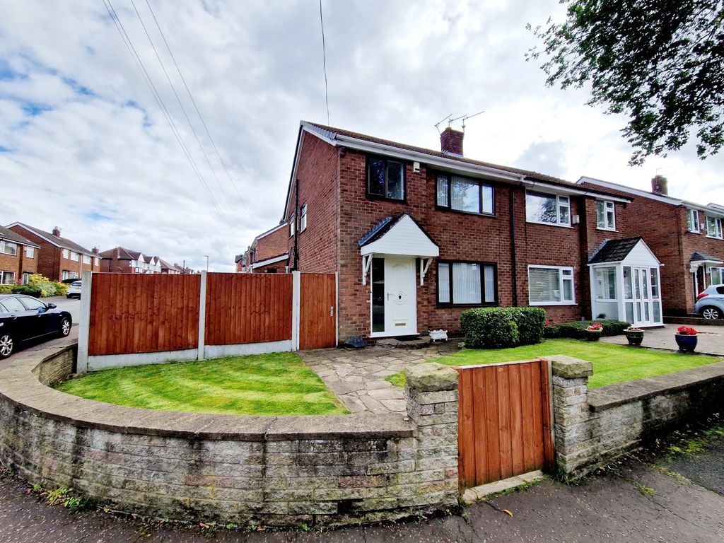 3 bed semidetached house to rent in Peveril Close, Whitefield