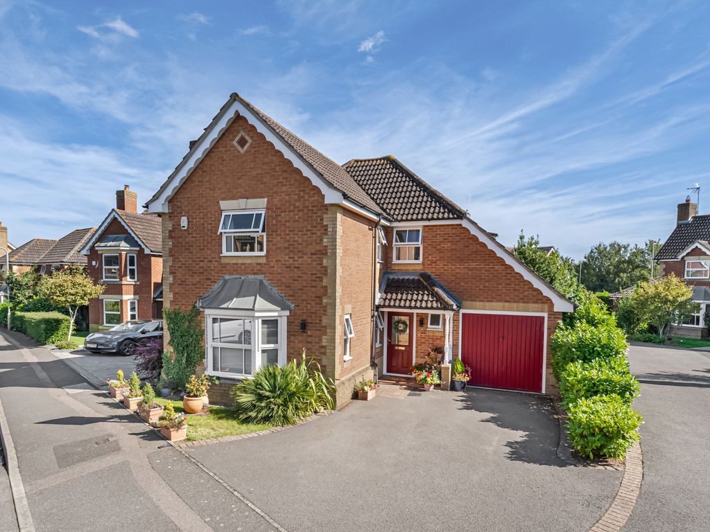 4 bed detached house for sale in Dunnock Road, Kennington, Ashford TN25