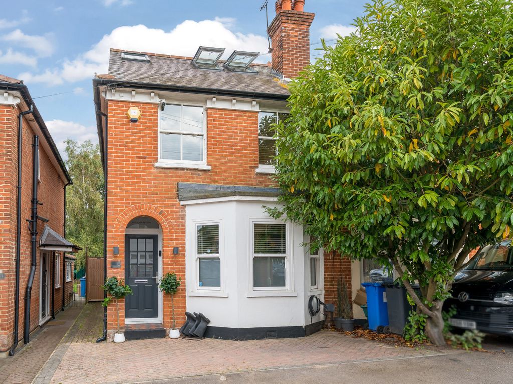 4 bed semidetached house for sale in Lowlands Road, Blackwater