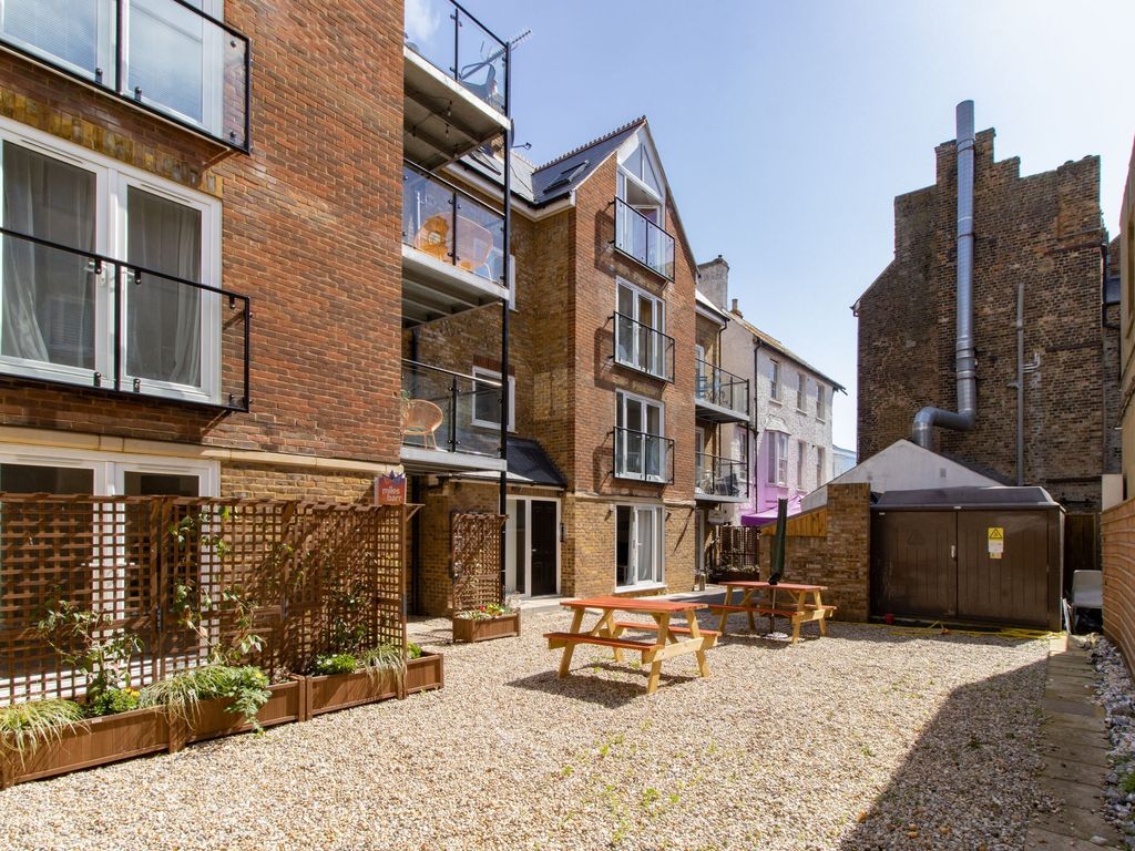 2 bed flat to rent in St. Marys Road, Broadstairs CT10, £1,250 pcm Zoopla