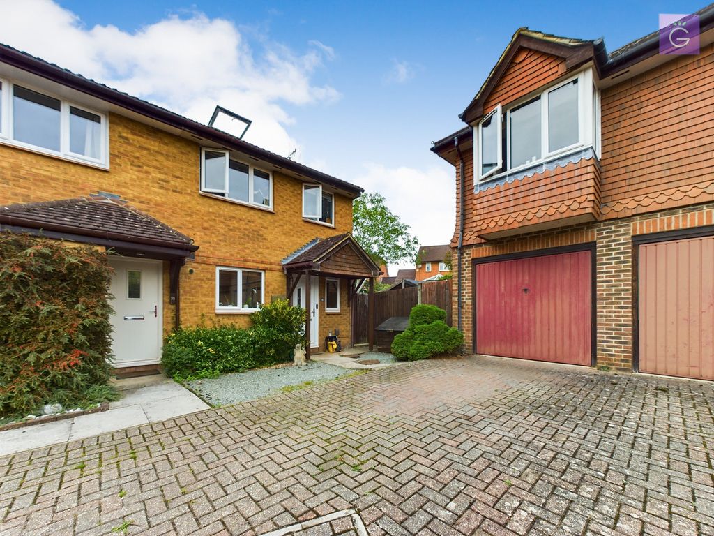 4 bed semidetached house for sale in Hubbard Close, Twyford RG10, £