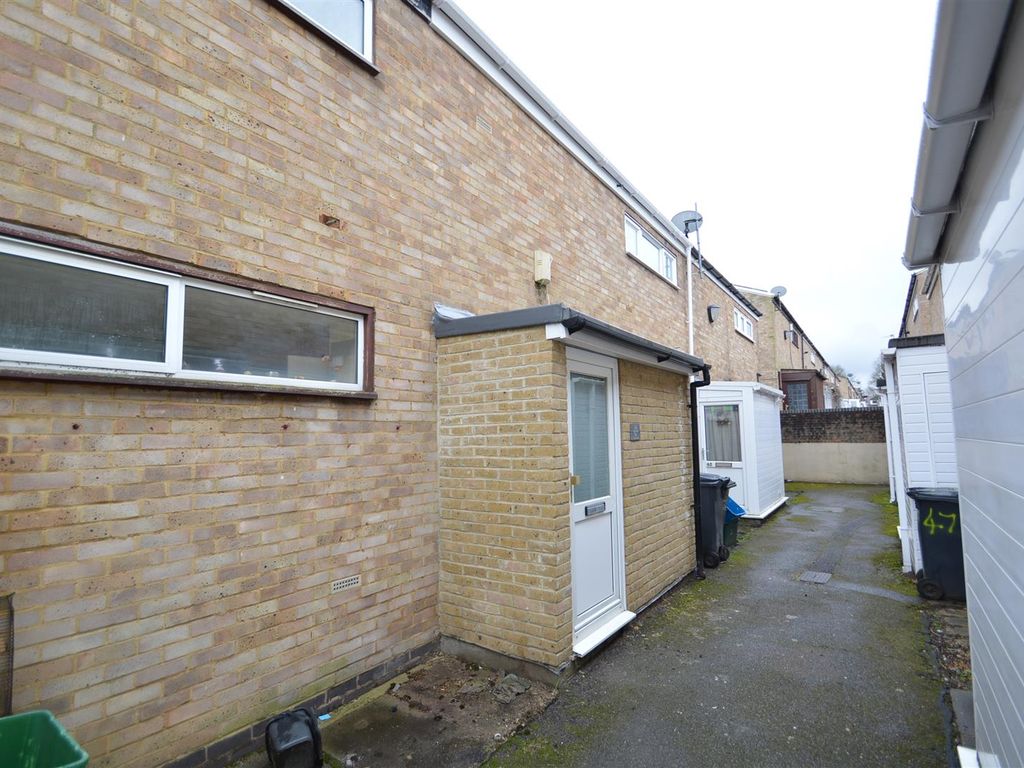 2 bed terraced house to rent in Birchfield Close, Coulsdon CR5 Zoopla