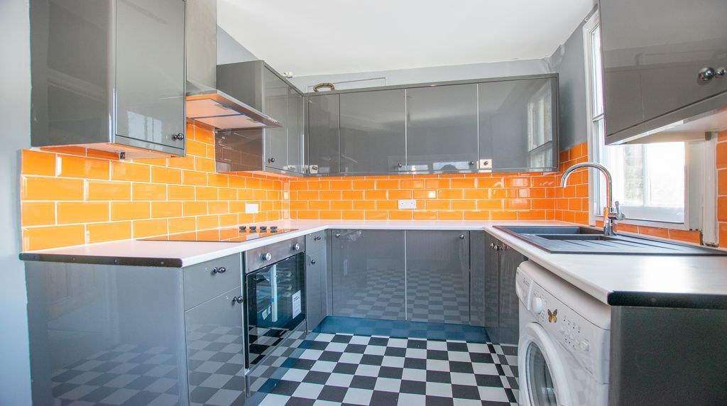 2 bed flat to rent in Brixton Hill, London SW2, £1,800 pcm Zoopla