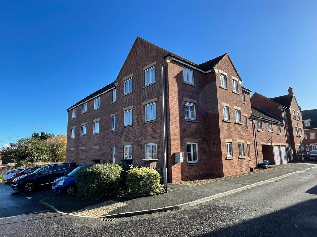 2 bed flat for sale in Somerset Way, Highbridge TA9, £129,950 Zoopla