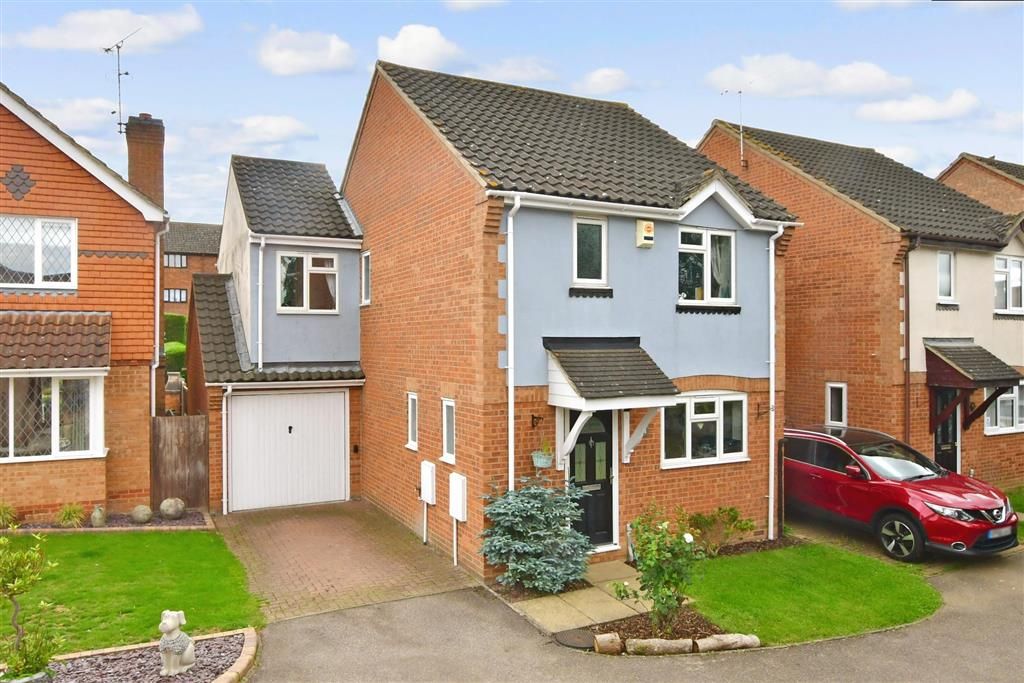4 bed linkdetached house for sale in Sweet Briar Drive, Steeple View, Basildon, Essex SS15, £