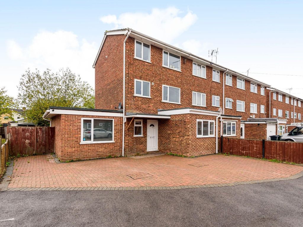 4 bed end terrace house for sale in Swallowfield, Willesborough