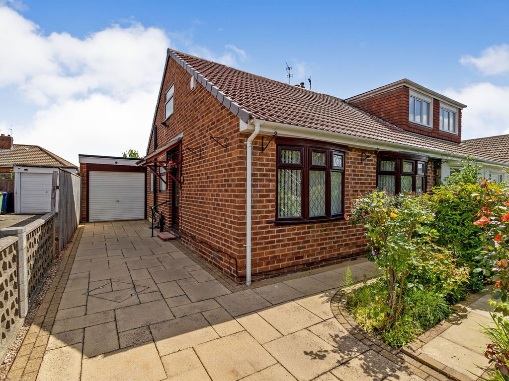 2 bed semidetached bungalow for sale in Lilac Road, Ormesby