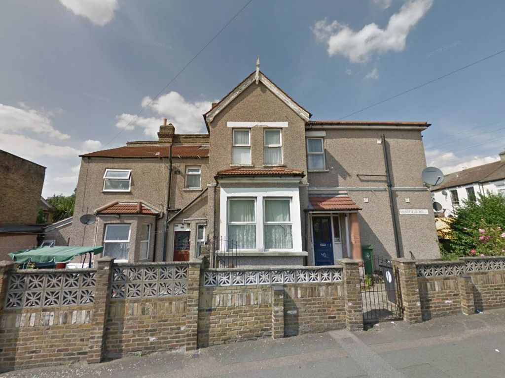 Studio to rent in Erskine Road, Walthamstow, London E17, £950 pcm Zoopla