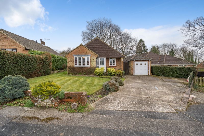 4 bed detached bungalow for sale in Yarnhams Close, Four Marks, Alton