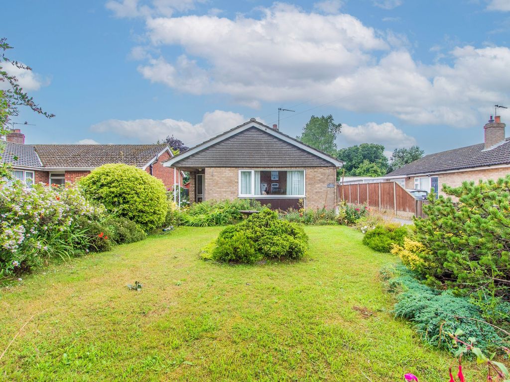 2 bed detached bungalow for sale in Common Road, Hemsby NR29, £260,000