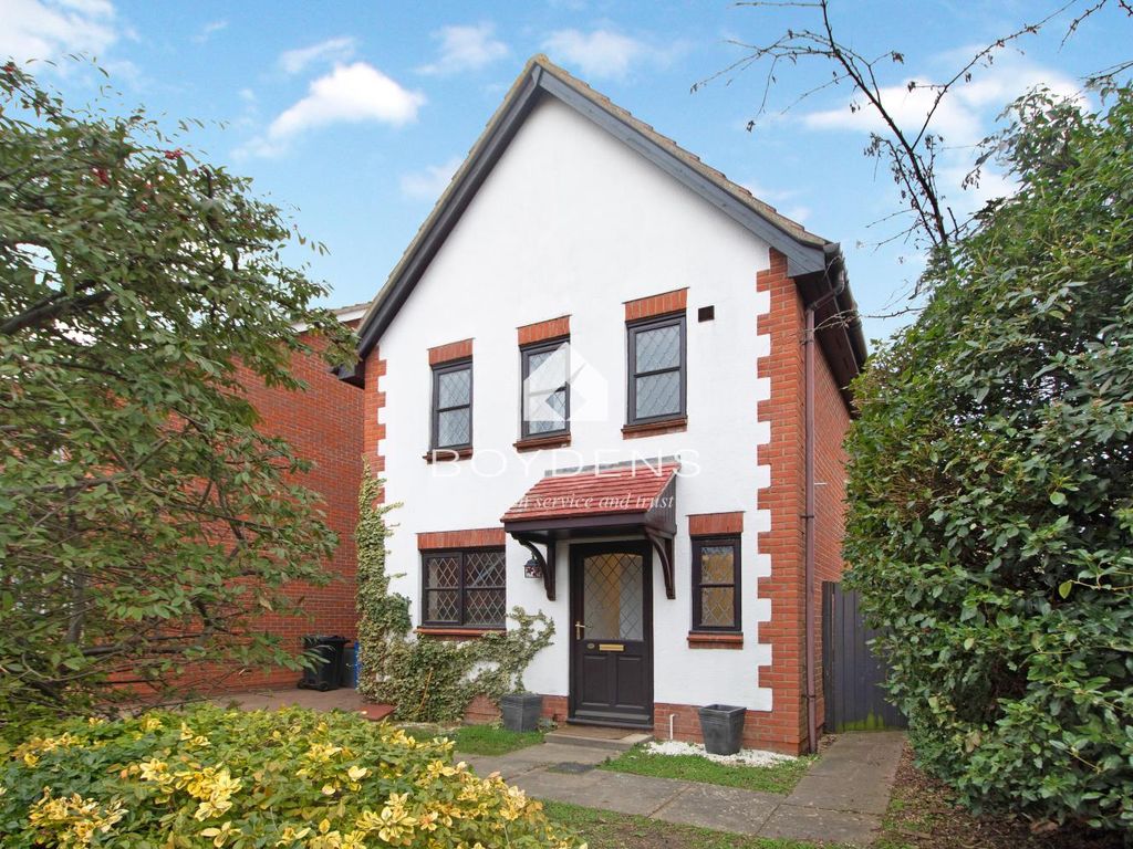 3 bed linkdetached house for sale in Peake Avenue, Kirby Cross CO13