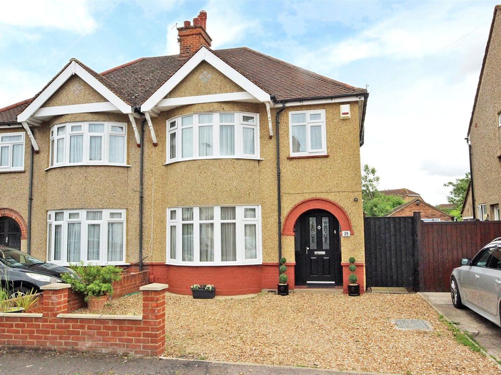 3 bed semidetached house for sale in Lynton Grove, Bedford