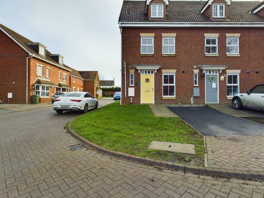 3 bed end terrace house to rent in Cooks Gardens, Hull, Yorkshire HU12