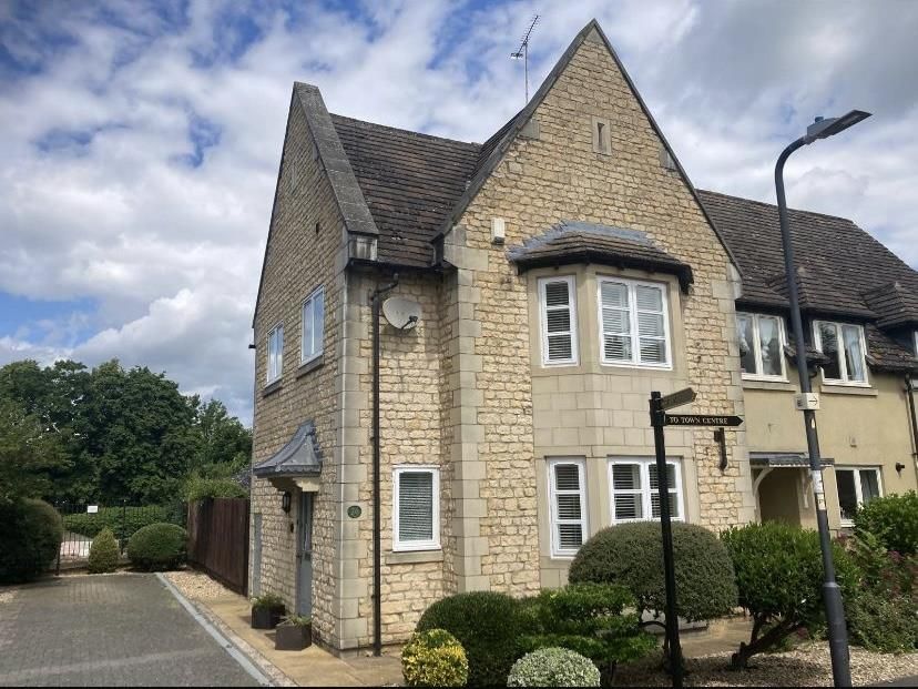 3 bed semidetached house for sale in Gresley Drive, Stamford PE9, £