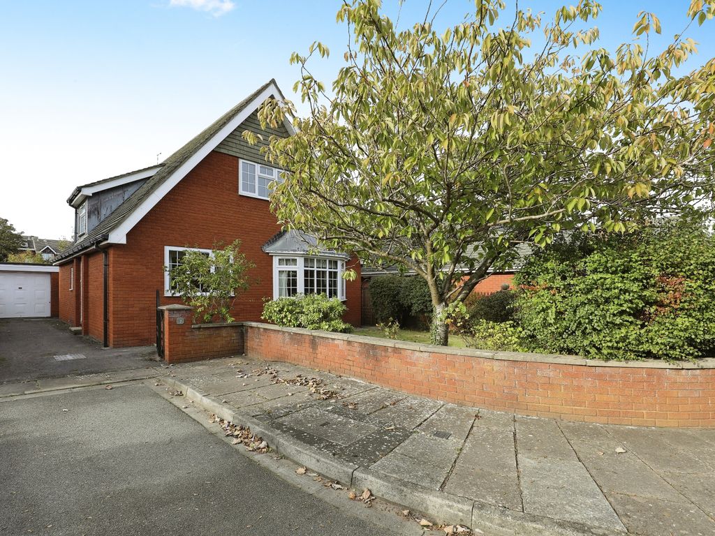 2 bed detached house for sale in Oxford Gardens, Southport PR8, £