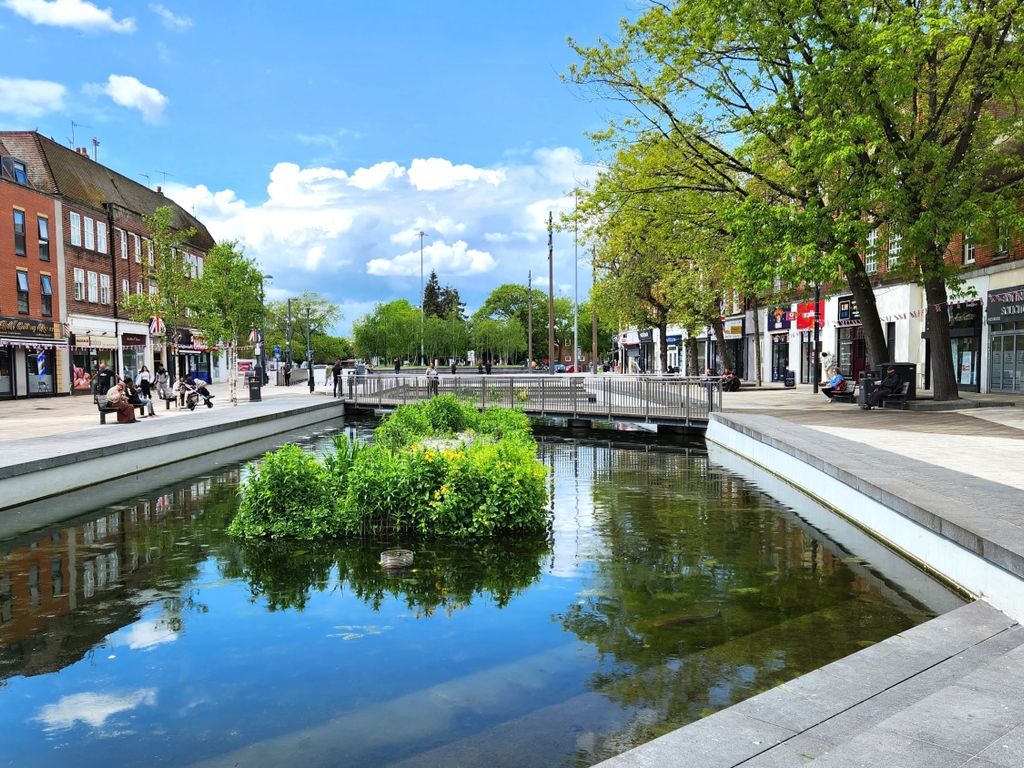 1 bed flat to rent in The Parade, High Street, Watford WD17, £1,300 pcm