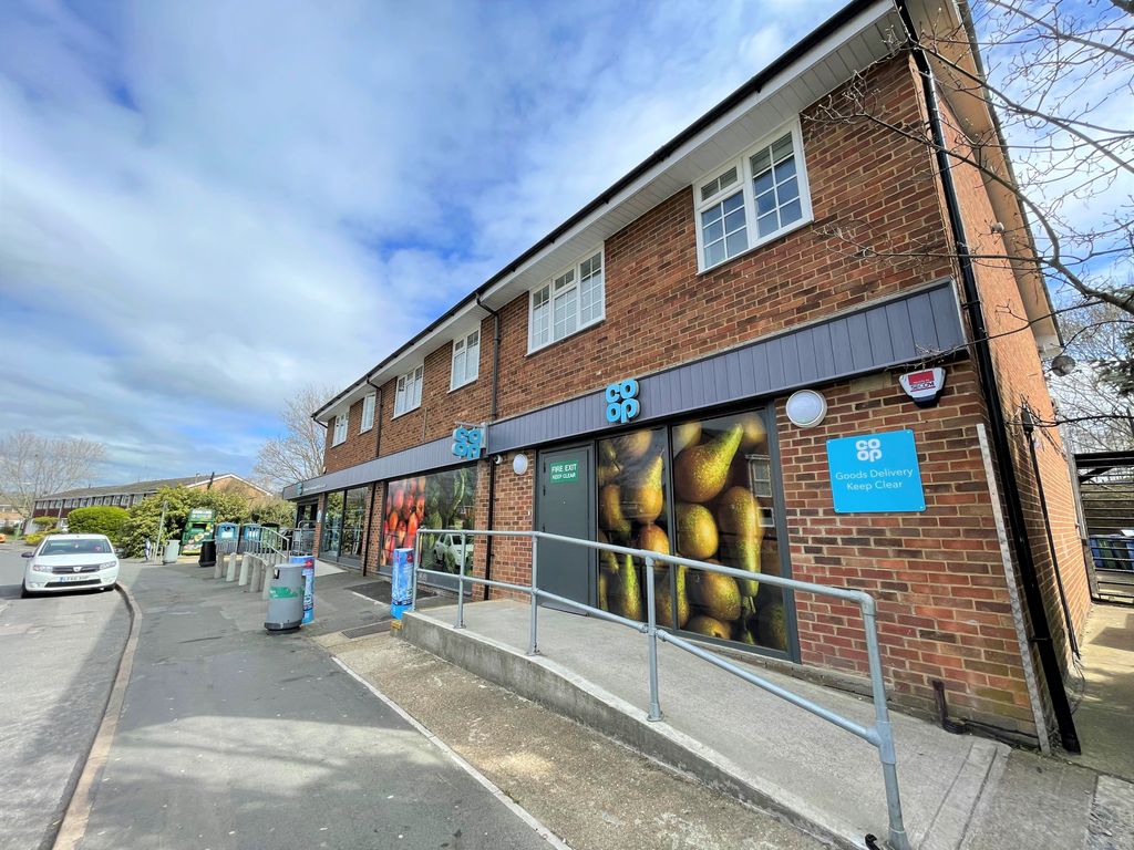 2 bed flat to rent in Woburn Avenue, Farnborough, Hampshire GU14 Zoopla