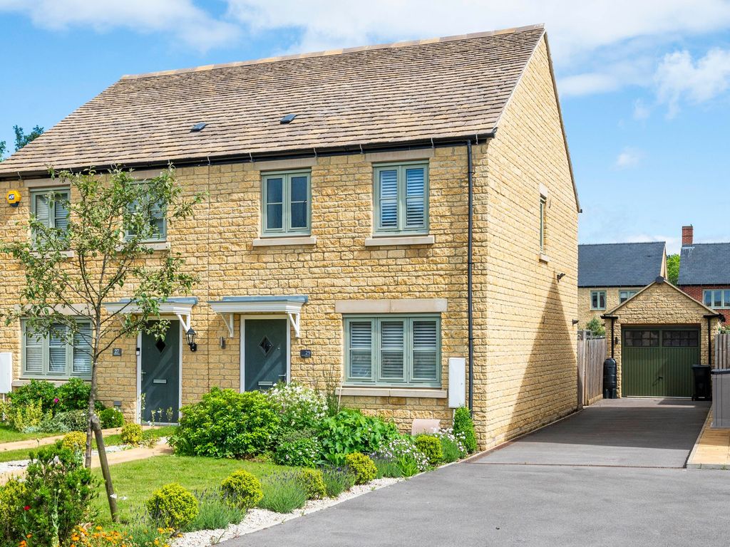 3 bed semidetached house for sale in Kestrel Way, MoretonInMarsh