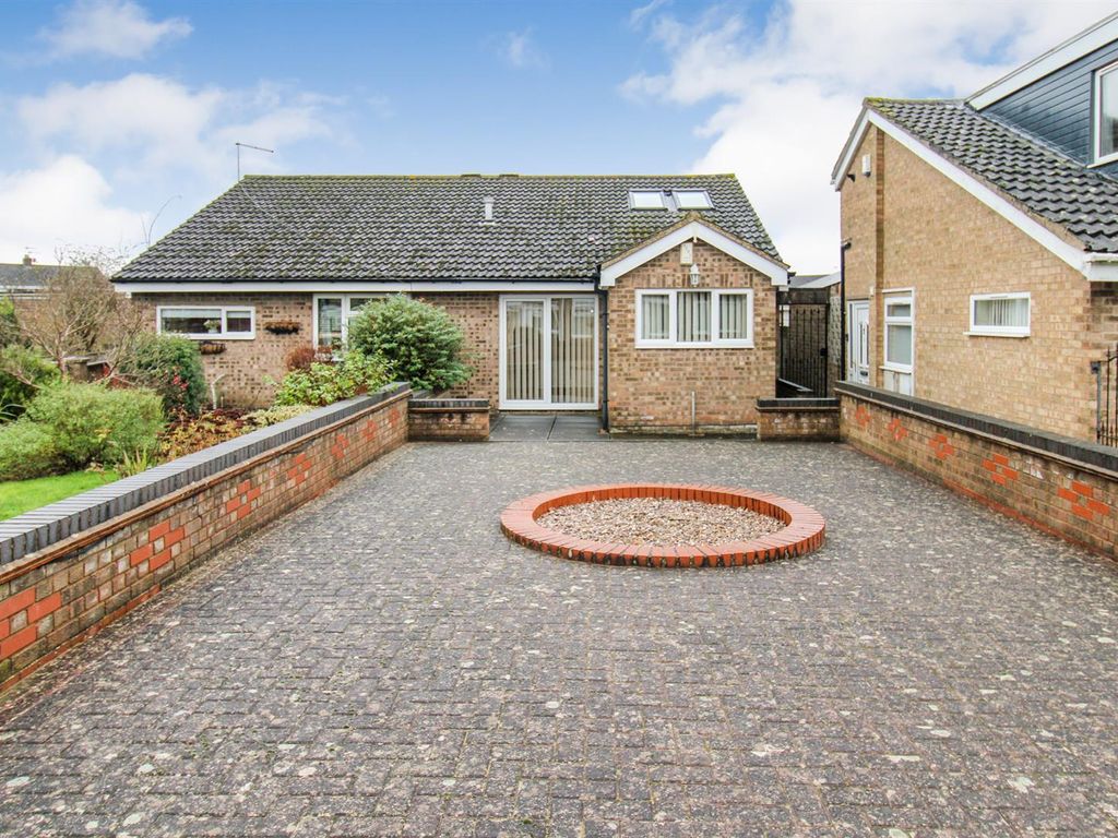 3 bed semidetached bungalow for sale in Bergen Walk, Corby NN18, £