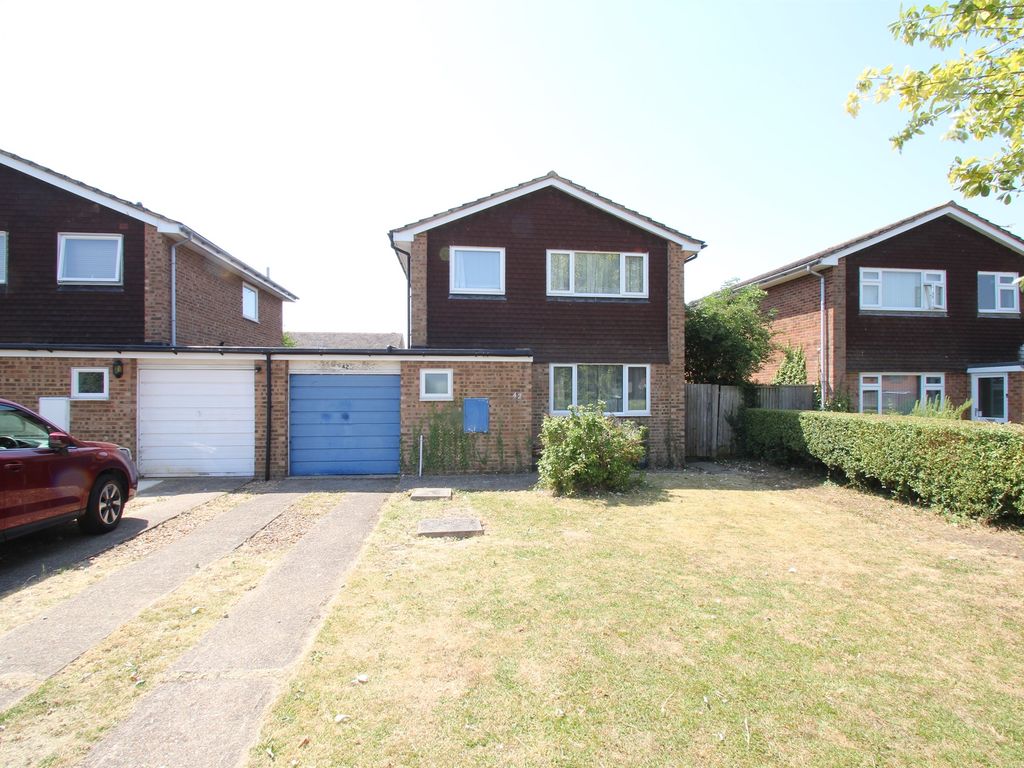 3 bed linkdetached house for sale in Turnfurlong Lane, Aylesbury HP21