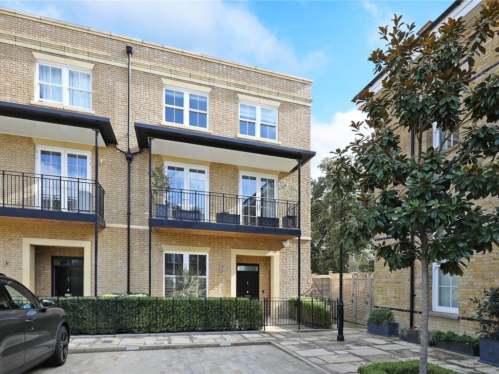 4 bed end terrace house for sale in Crawford Mews, Copse Hill, London