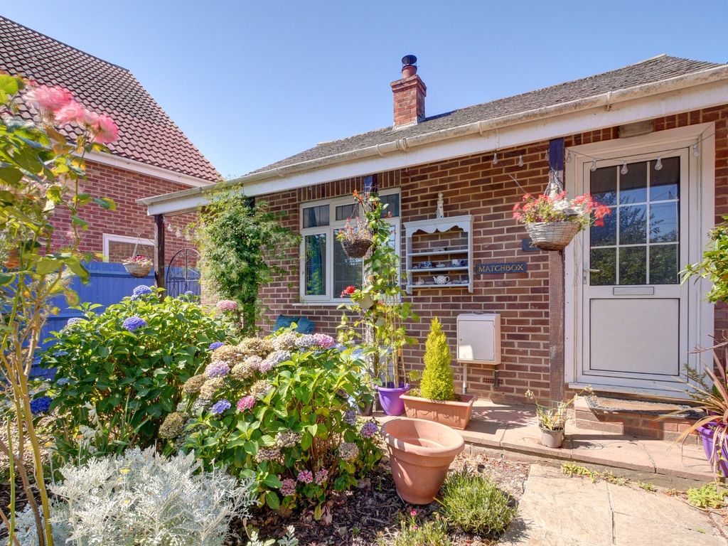 2 bed detached bungalow for sale in London Road, Hailsham, East Sussex