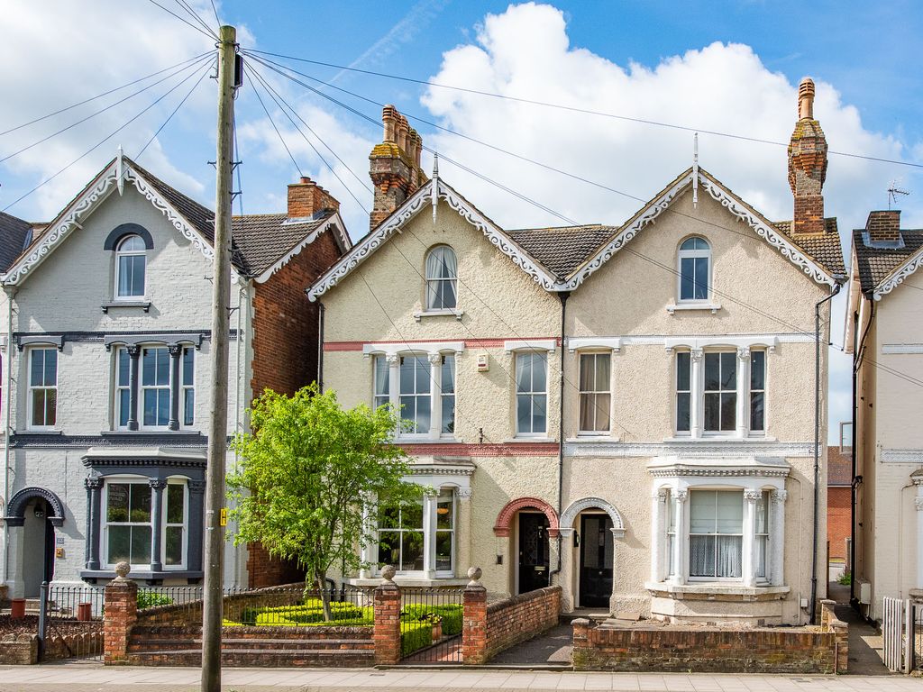 4 bed semidetached house for sale in Wendover Road, Aylesbury