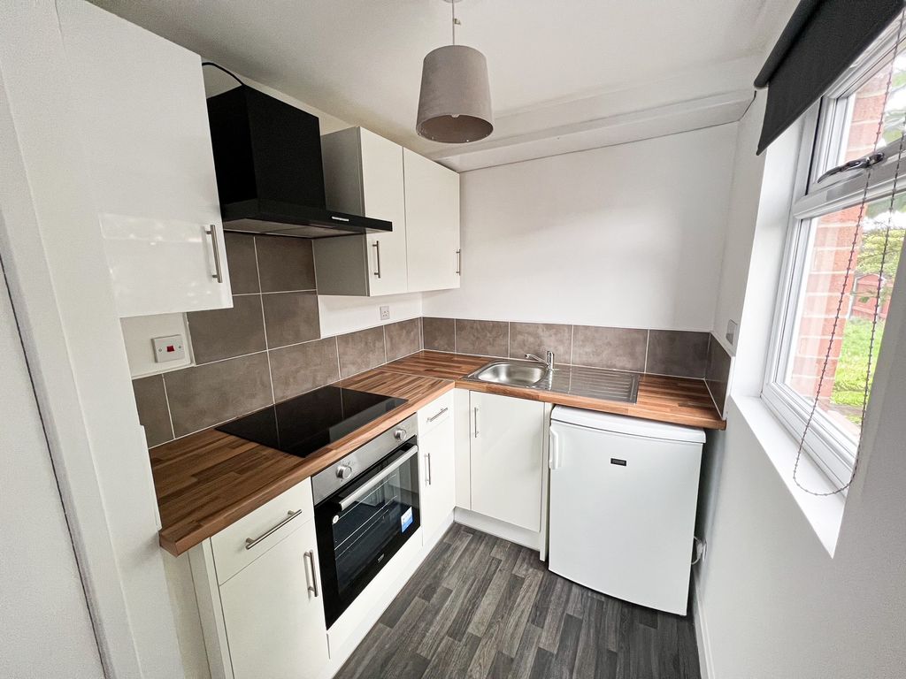 Studio to rent in De Burton Court, Hedon, Hull HU12, £450 pcm Zoopla
