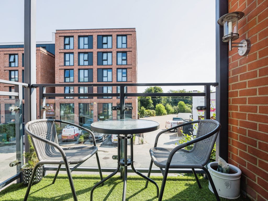 1 bed flat for sale in Walnut Tree Close, Guildford, Surrey GU1, £280,000 Zoopla