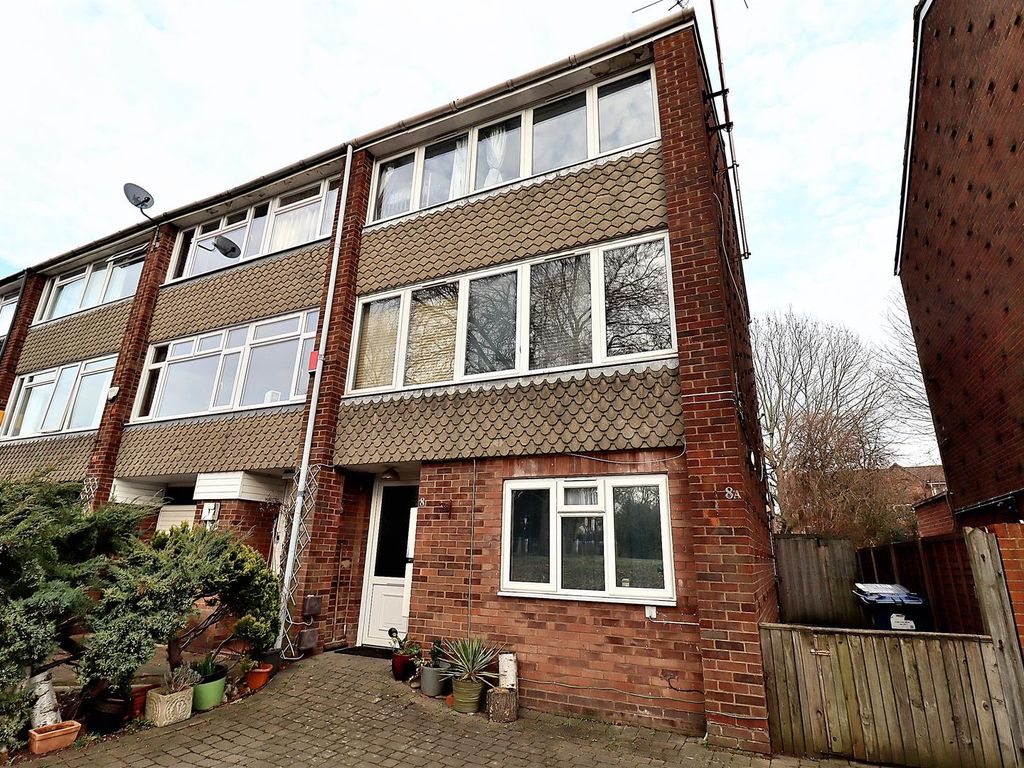 2 bed to rent in Mallard Close, New EN5, £