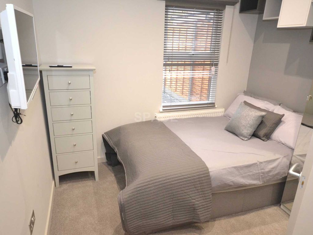 Room to rent in Field Road, Reading, Berkshire, Room 2 RG1, £695 pcm