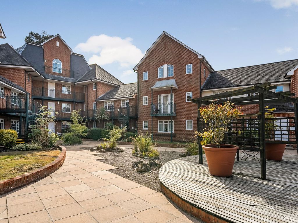 2 bed flat to rent in St. Leonards Road, Windsor SL4, £1,650 pcm - Zoopla
