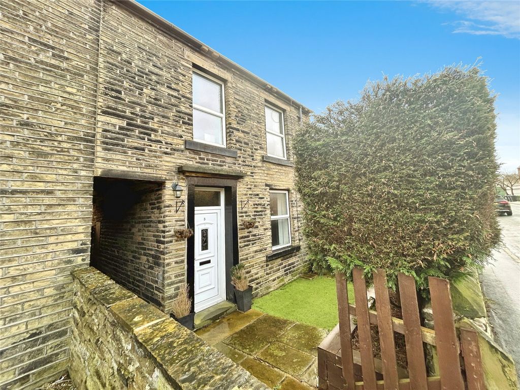 2 bed end terrace house to rent in St Martins View, Brighouse HD6, £650