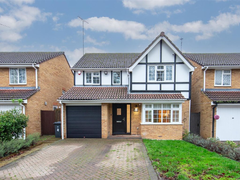 4 bed detached house for sale in Crabtree Way, Dunstable, Bedfordshire
