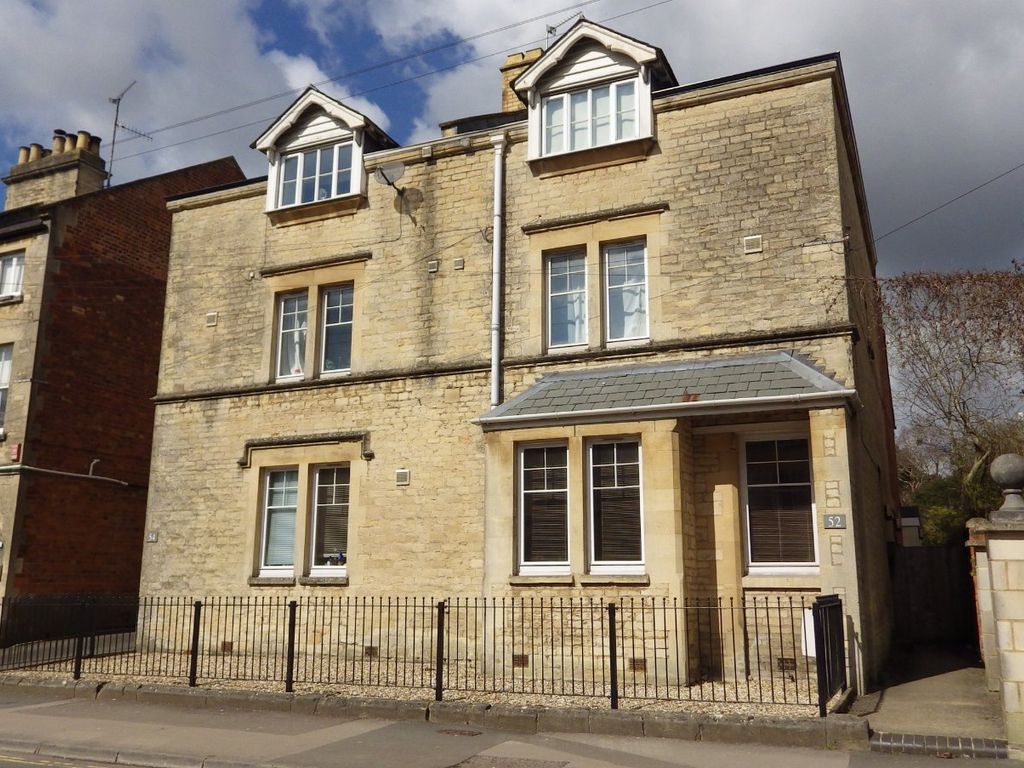 2 bed flat to rent in Ashcroft Road, Cirencester, Gloucestershire GL7
