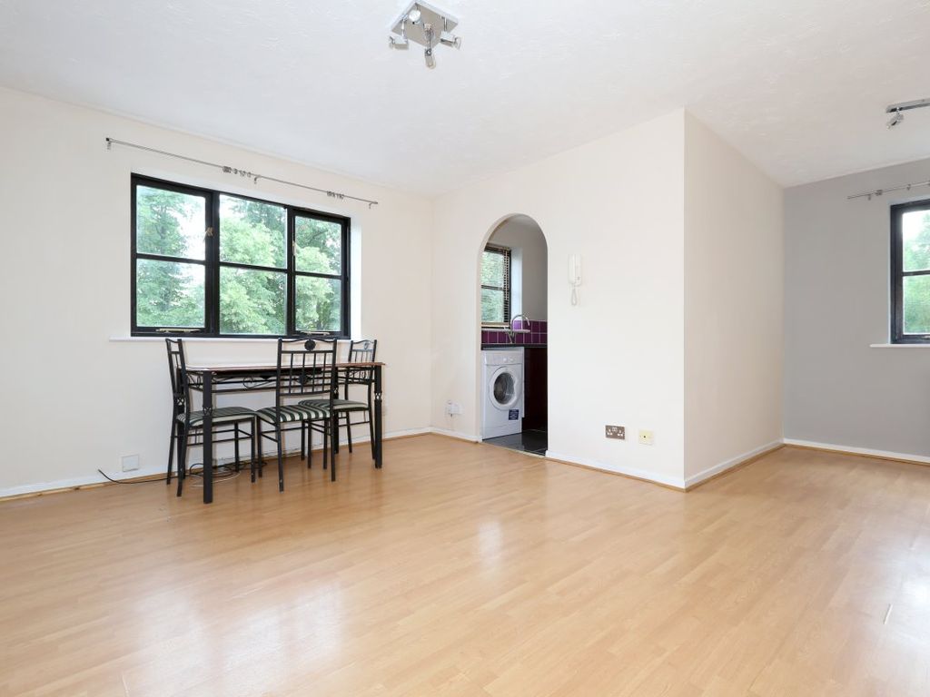 Studio to rent in Somerset Gardens, White Hart Lane, Tottenham N17, £