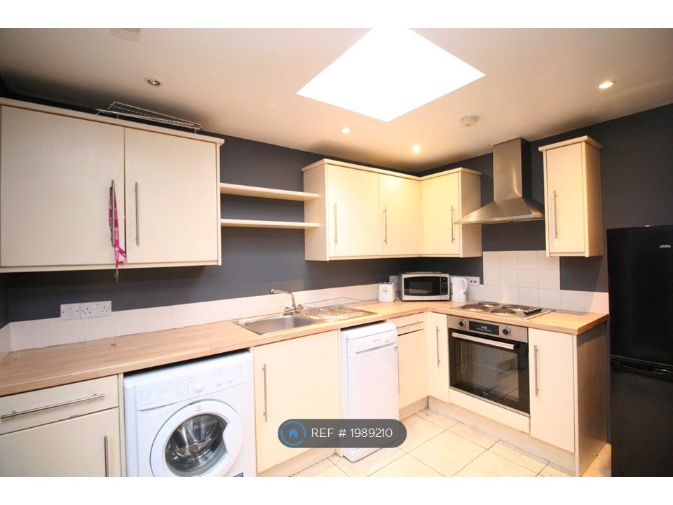 2 bed flat to rent in Greenbank Road, Plymouth PL4, £795 pcm Zoopla
