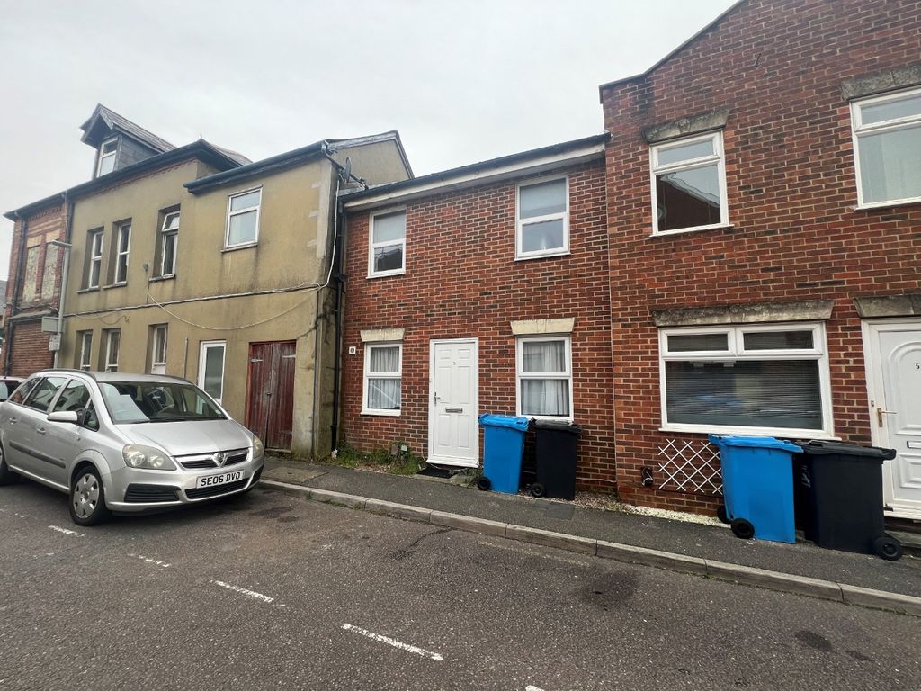 1 bed terraced house to rent in Randolph Road, Poole, Dorset BH14, £850