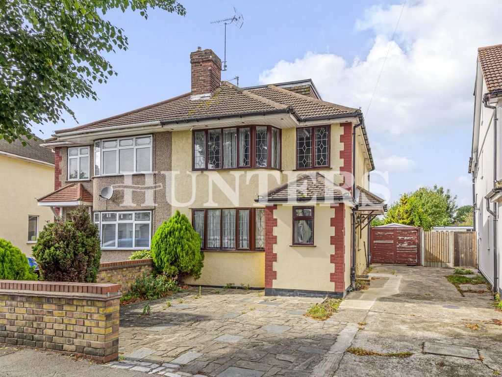 4 bed property for sale in Lancaster Drive, Hornchurch RM12 Zoopla