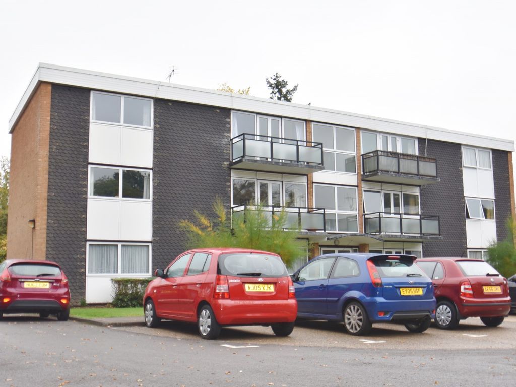 2 bed flat to rent in West End Court, West End Lane, Stoke Poges