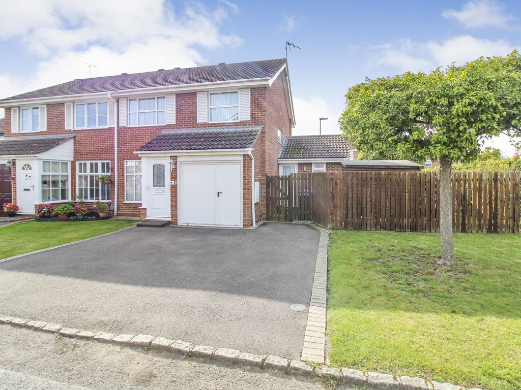 3 bed semidetached house for sale in Buttermere Close, Farnborough