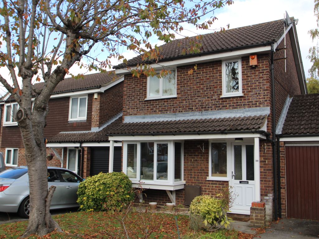 3 bed linkdetached house to rent in Glamis Close, Frimley, Camberley