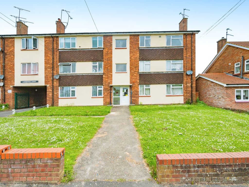 2 bed flat for sale in Brewers Hill Road, Dunstable, Bedfordshire LU6