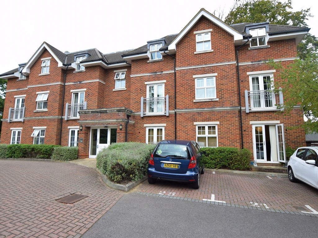2 bed flat for sale in Bramshott Place, Fleet, Hampshire GU51, £240,000