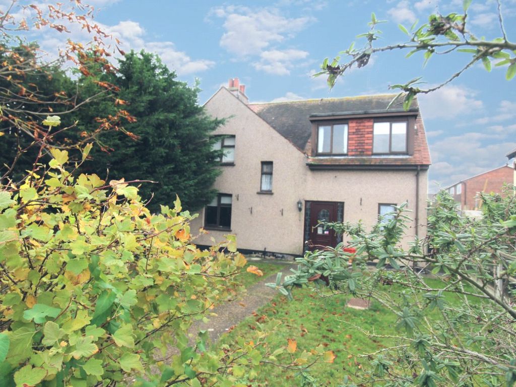 5 bed semidetached house for sale in Middle Mead, Rochford, Essex SS4