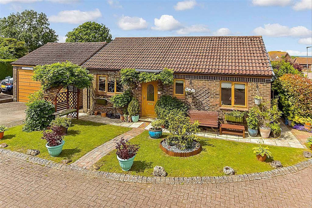 2 bed detached bungalow for sale in Scotts Close, Shalfleet, Newport